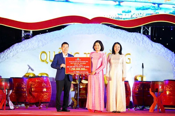 NUI THAN TAI HOT SPRINGS PARK GIVES 2,700 TICKETS TO DANANG CITY WOMEN'S UNION